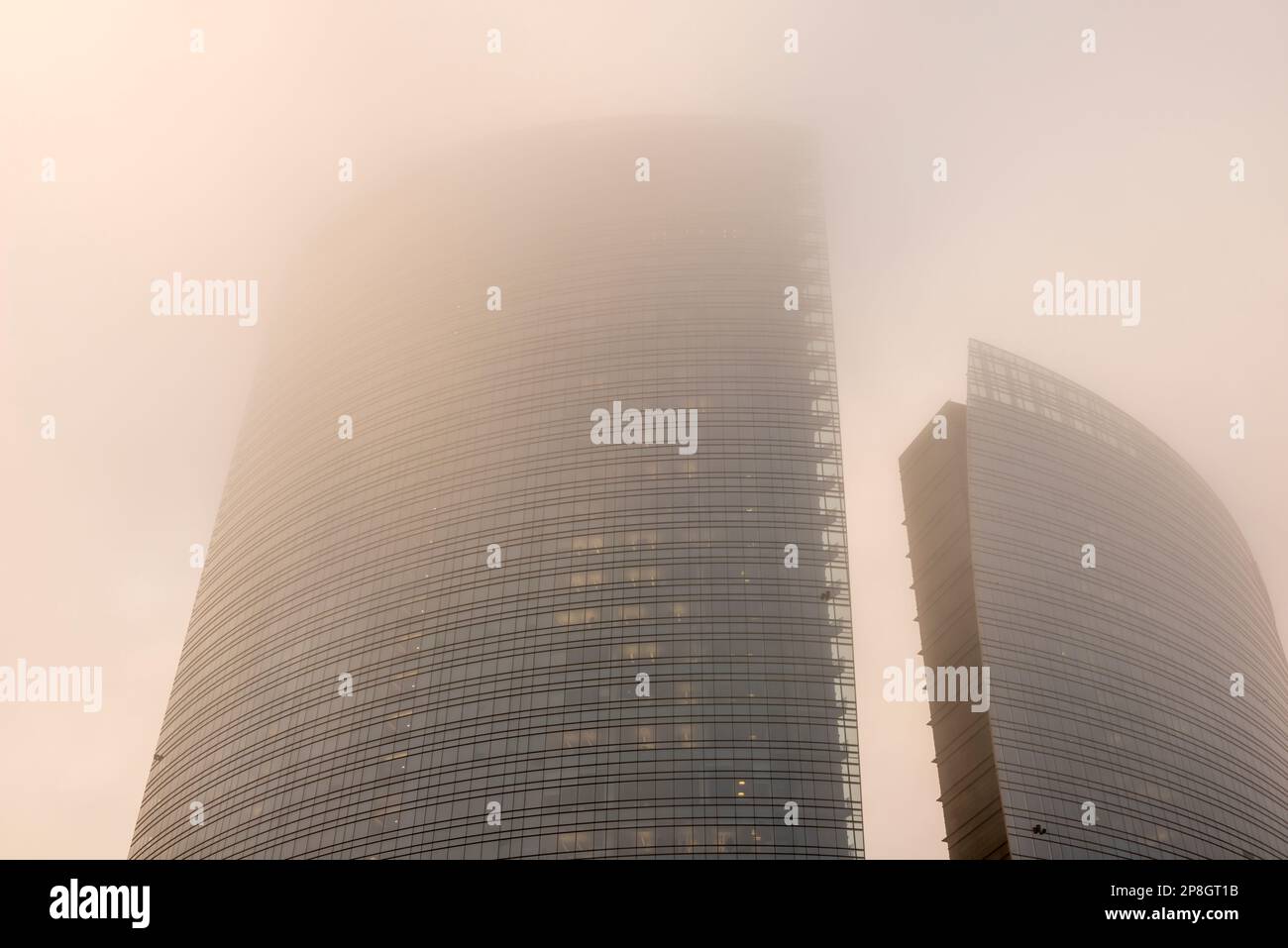 Moderno grattacielo con nebbia e luce solare a Milano, Lombardia in Italia. Foto Stock