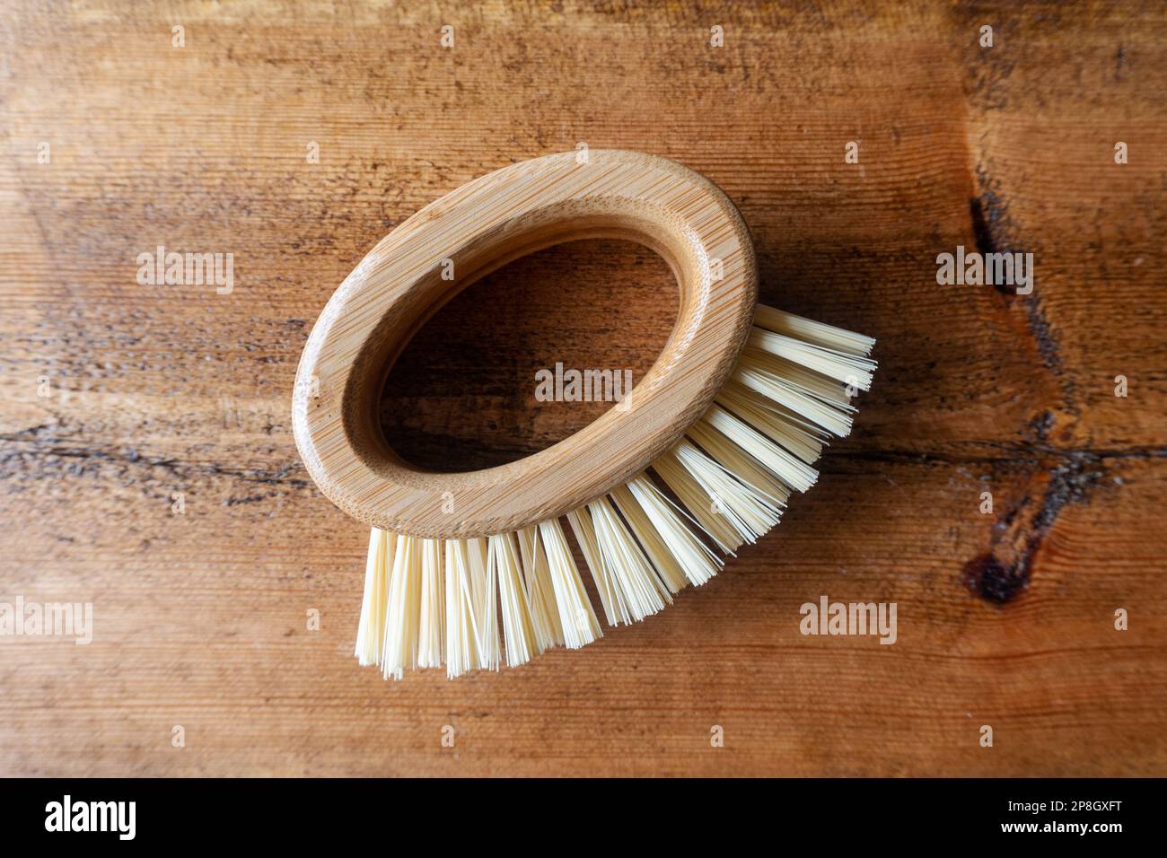 Bambù maneggiò spazzolatura pennello su un tavolo di legno. Concetto di pulizia. Foto Stock