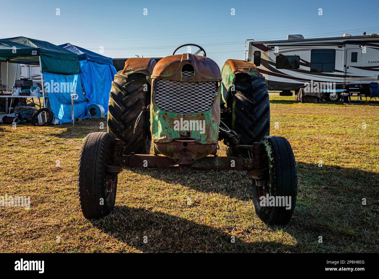 Fort Meade, FL - 26 febbraio 2022: Vista frontale in prospettiva di un trattore Deutz D40 1963 in una fiera locale dei trattori. Foto Stock