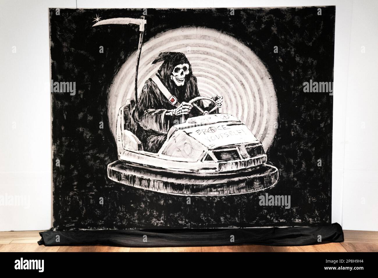 Il dipinto originale di Banksy con il suo cupiente reaper Brace Yourself!, all'Hard Rock Cafe di Londra prima di essere offerto in vendita dalle Julien's Auctions di Los Angeles. Data immagine: Giovedì 9 marzo 2023. Foto Stock