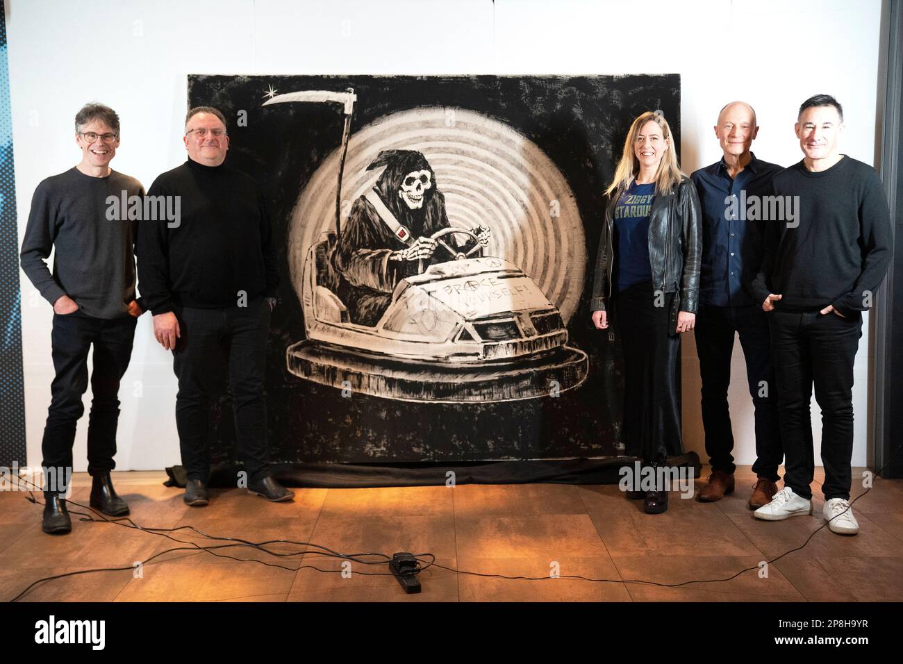 Preparati! I membri della band con l'originale painting brace reaper di Banksy!, all'Hard Rock Cafe di Londra prima di essere messi in vendita dalle Julien's Auctions di Los Angeles. Data immagine: Giovedì 9 marzo 2023. Foto Stock