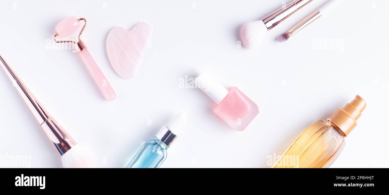 Prodotti per la cura di sé e di bellezza disposti su sfondo bianco. Banner web cosmetici. Foto Stock