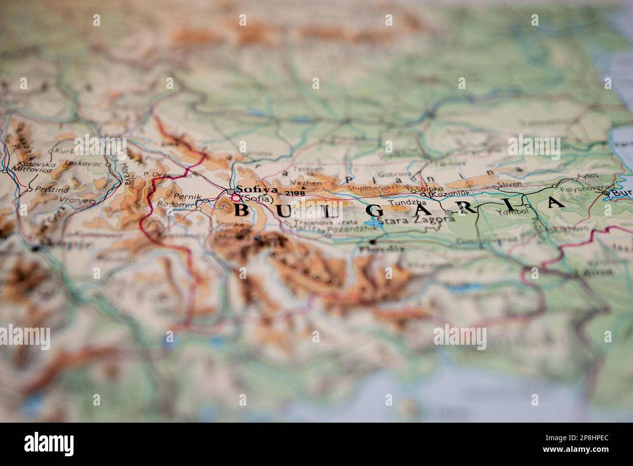 Primo piano di una mappa cartacea generica, che mostra il focus poco profondo di Sofia, la capitale. Mostra rilievo topografico delle regioni montane. Foto Stock