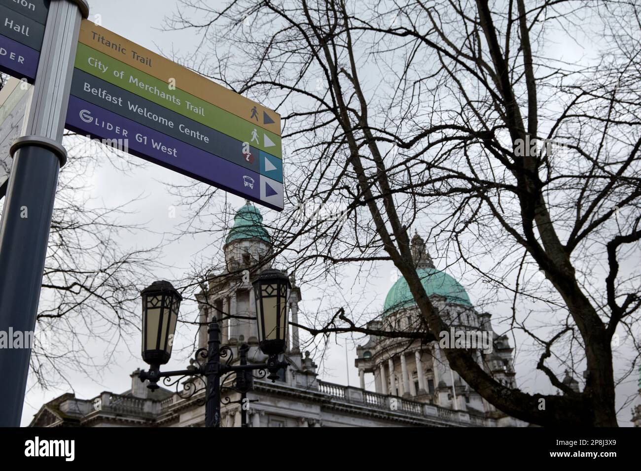 Informazioni turistiche indicazioni stradali in una giornata grigia, tra cui la città dei mercanti con percorso titanico, nel municipio di belfast, Irlanda del Nord, Regno Unito Foto Stock