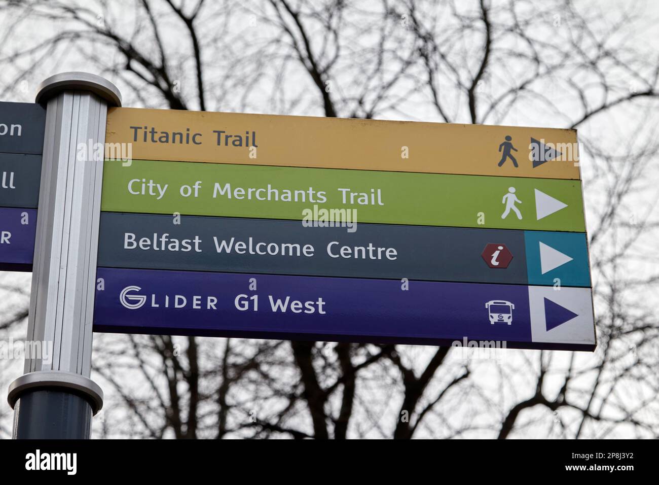 Informazioni turistiche indicazioni stradali in una giornata grigia compresa la città di sentieri titanici dei mercanti Belfast Northern Ireland UK Foto Stock