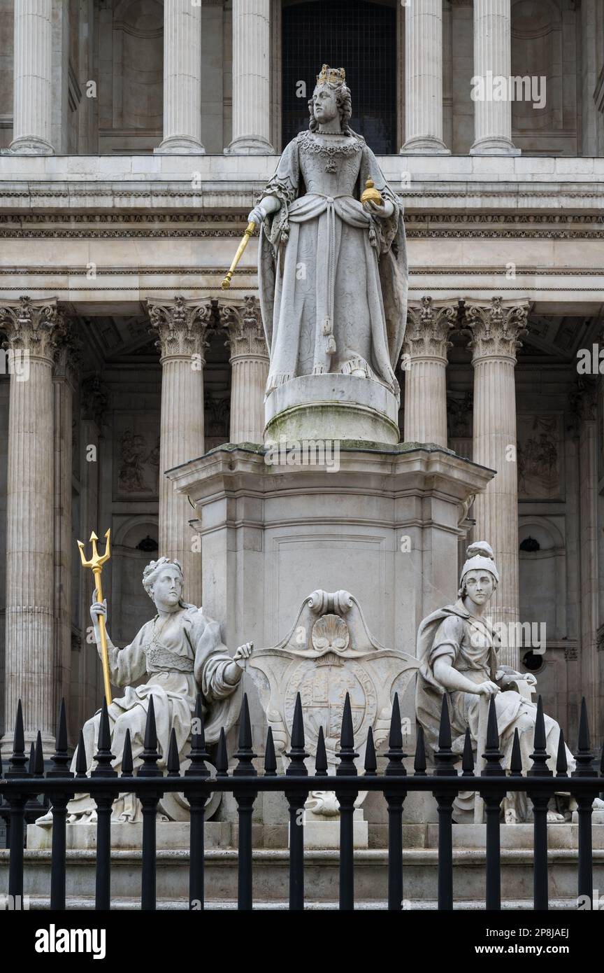 Statua della Regina Anna situata sul piazzale fuori dal fronte ovest della Cattedrale di San Paolo. Città di Londra, Inghilterra, Regno Unito Foto Stock