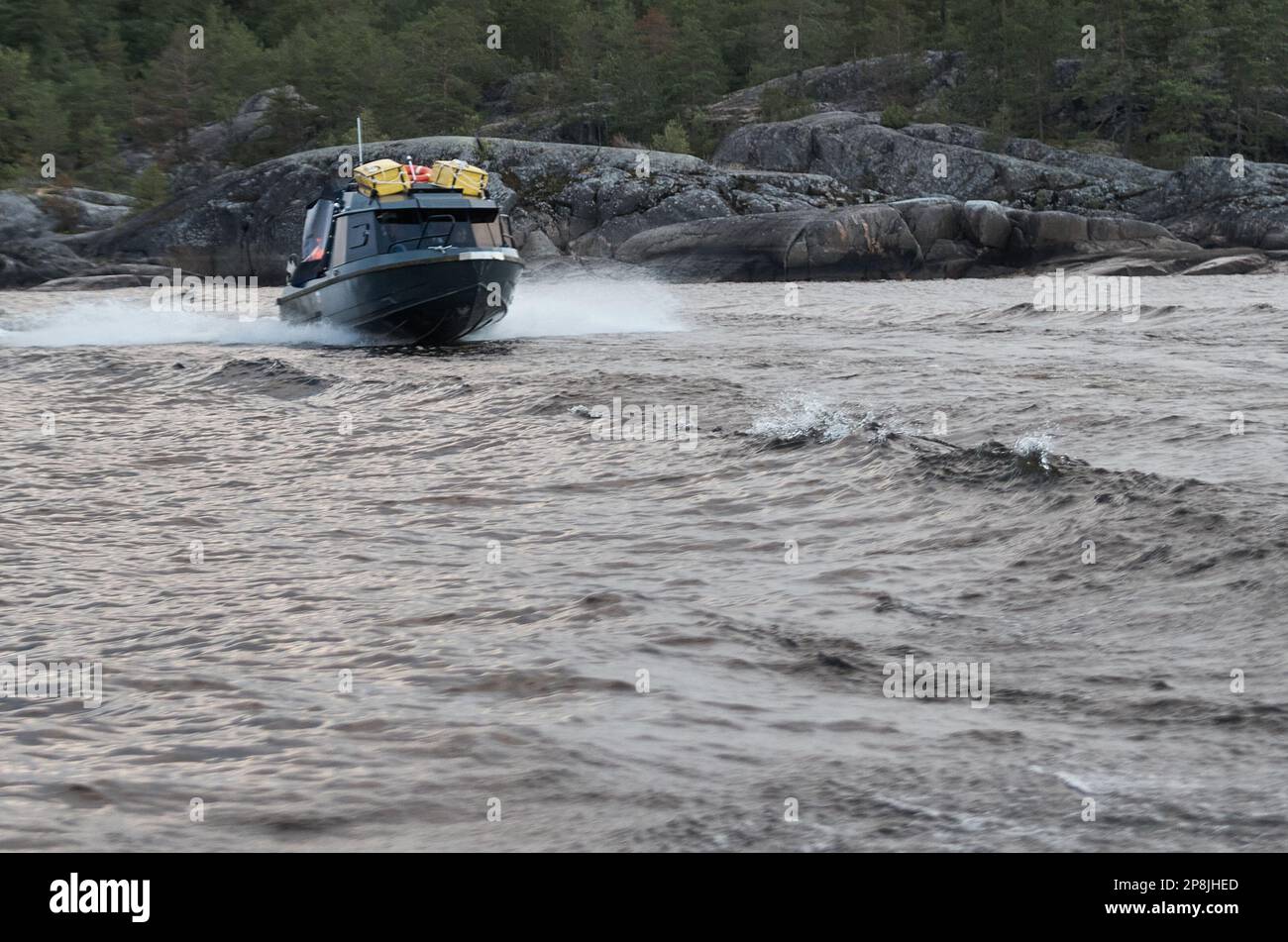 Il motoscafo scuro va sull'acqua Foto Stock