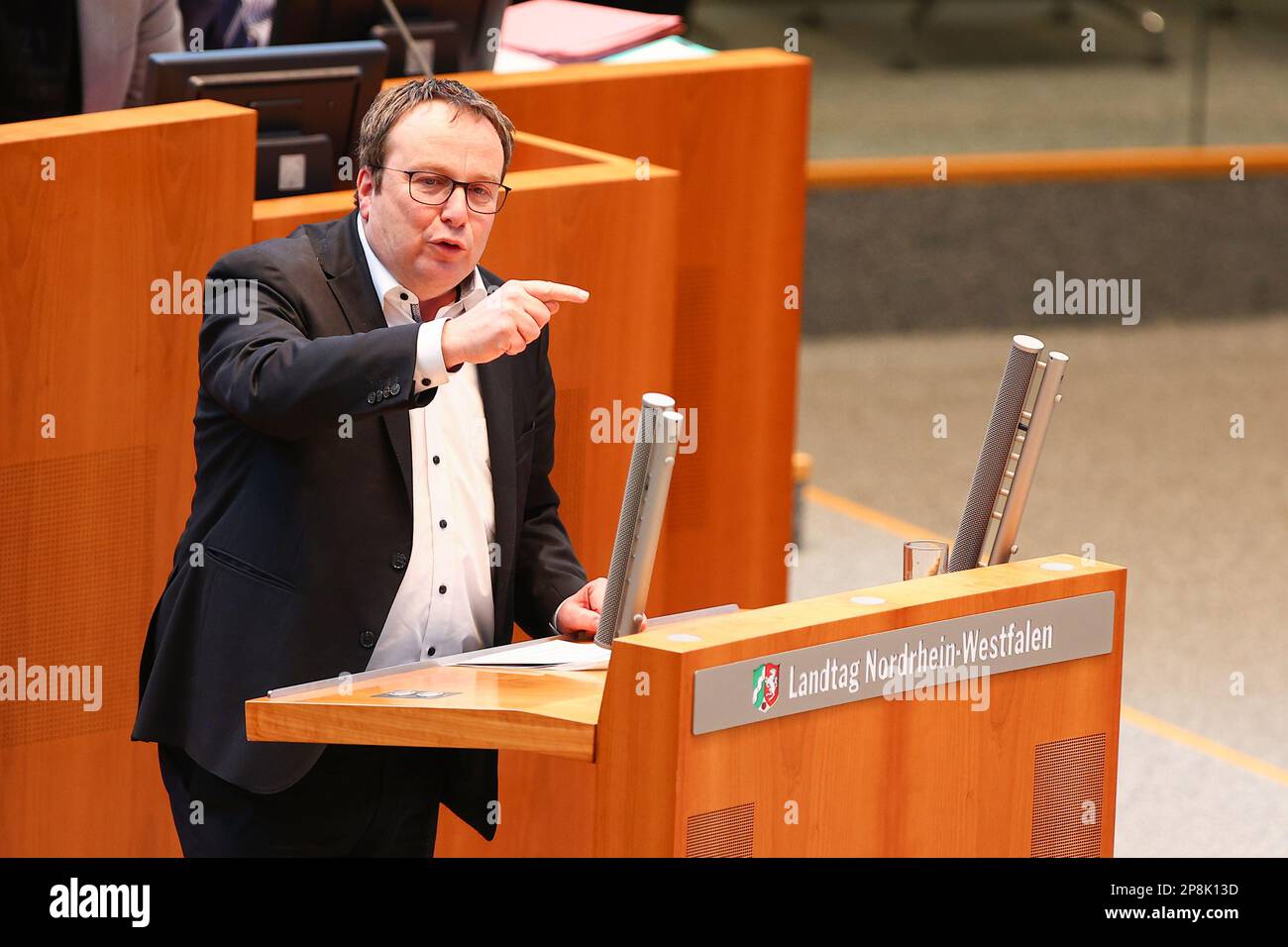 Duesseldorf, Germania. 09 marzo, 2023. Oliver Krischer (Verde), ministro dell'ambiente, della natura e dei Trasporti, si rivolge alla sessione del Parlamento di Stato della Renania settentrionale-Vestfalia. I politici partecipano all'attuale seduta del Parlamento di Stato della Renania settentrionale-Vestfalia, nella capitale dello Stato di Duesseldorf. Credit: Notizie dal vivo su ANT Palmer/Alamy Foto Stock