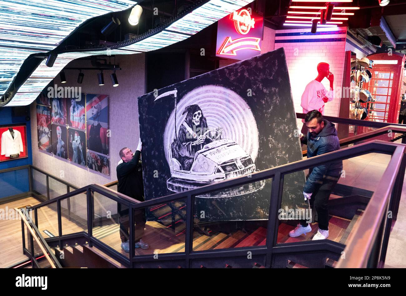 Il dipinto originale di Banksy con la sua grinta reaper Brace Yourself!, è stato spostato per essere esposto nella finestra dell'Hard Rock Cafe di Londra prima di essere offerto per la vendita da Julien's Auctions di Los Angeles. Data immagine: Giovedì 9 marzo 2023. Foto Stock