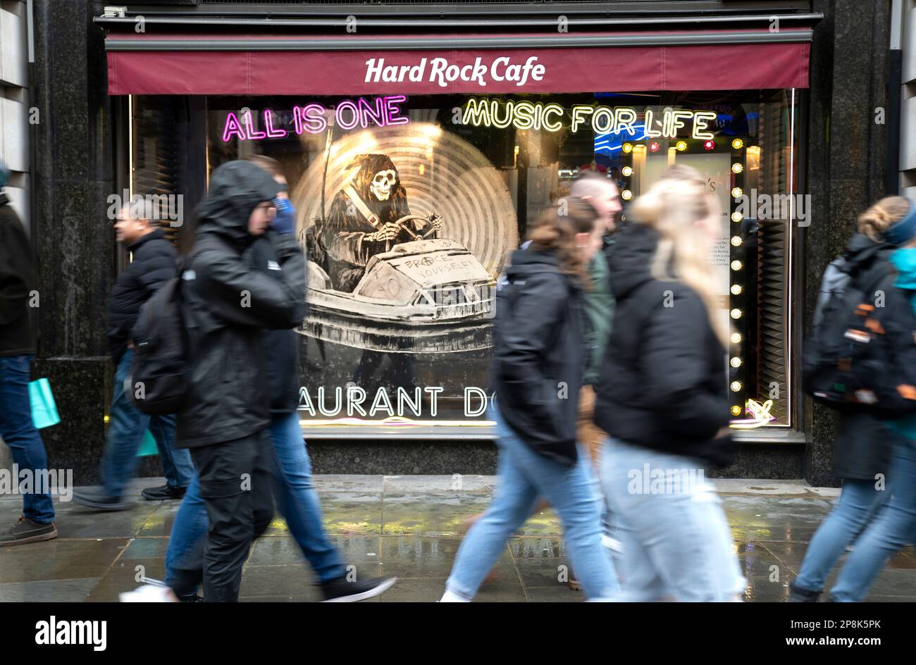 Il dipinto originale di Banksy con il suo sgargiante reaper Brace Yourself!, nella finestra dell'Hard Rock Cafe di Londra prima di essere offerto in vendita dalle Julien's Auctions di Los Angeles. Data immagine: Giovedì 9 marzo 2023. Foto Stock