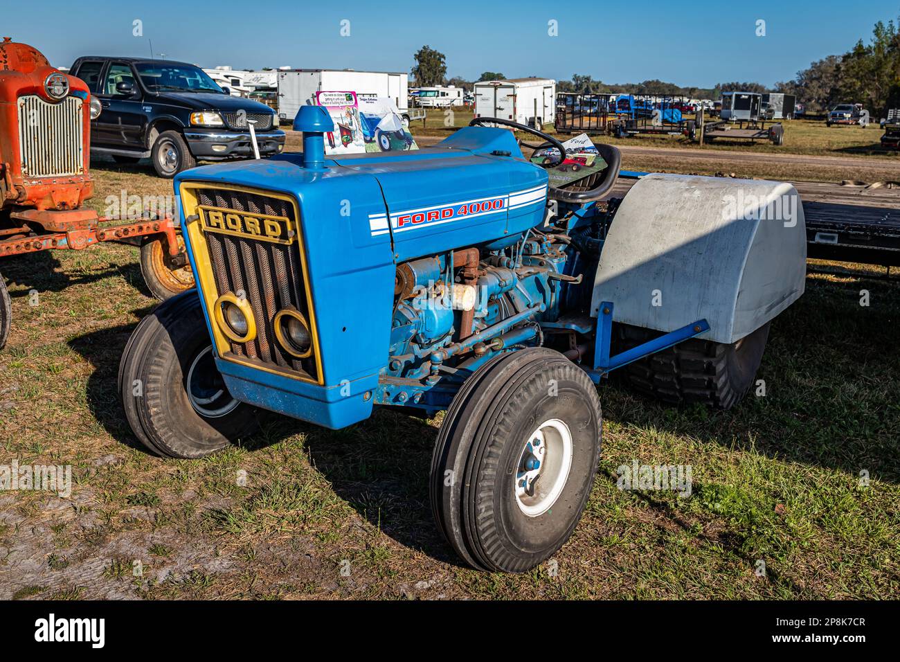 Fort Meade, FL - 26 febbraio 2022: Vista dall'alto dell'angolo anteriore di un trattore utilitaria Ford 4000 1975 in una fiera locale dei trattori. Foto Stock
