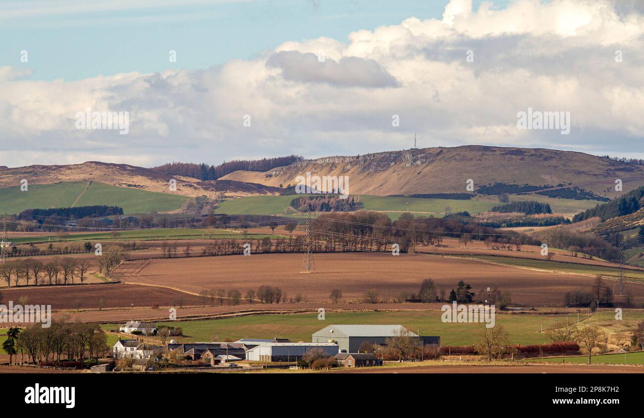 Dundee, Tayside, Scozia, Regno Unito. 9th Mar, 2023. UK Weather: Il nord-est della Scozia sta sperimentando il clima primaverile, ma è molto freddo, con temperature che si aggirano intorno ai 3°C. Una pittoresca vista panoramica della valle di Strathmore, delle colline di Sidlaw e della campagna circostante nella campagna di Dundee sotto il sole di marzo. Credit: Dundee Photographics/Alamy Live News Foto Stock