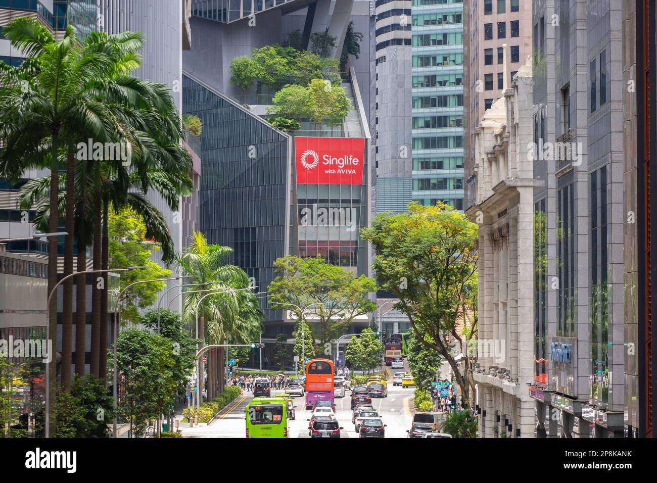 SINGLIFE in un cartello o logo rosso al centro della via del quartiere centrale degli affari di Singapore. Foto Stock