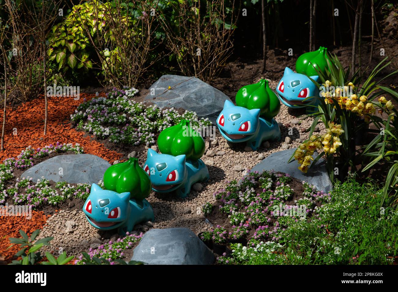 Personaggi Pokemon figurine Bulbasaur che posa all'interno del Flower Dome a Gardens by the Bay, Singapore. Foto Stock