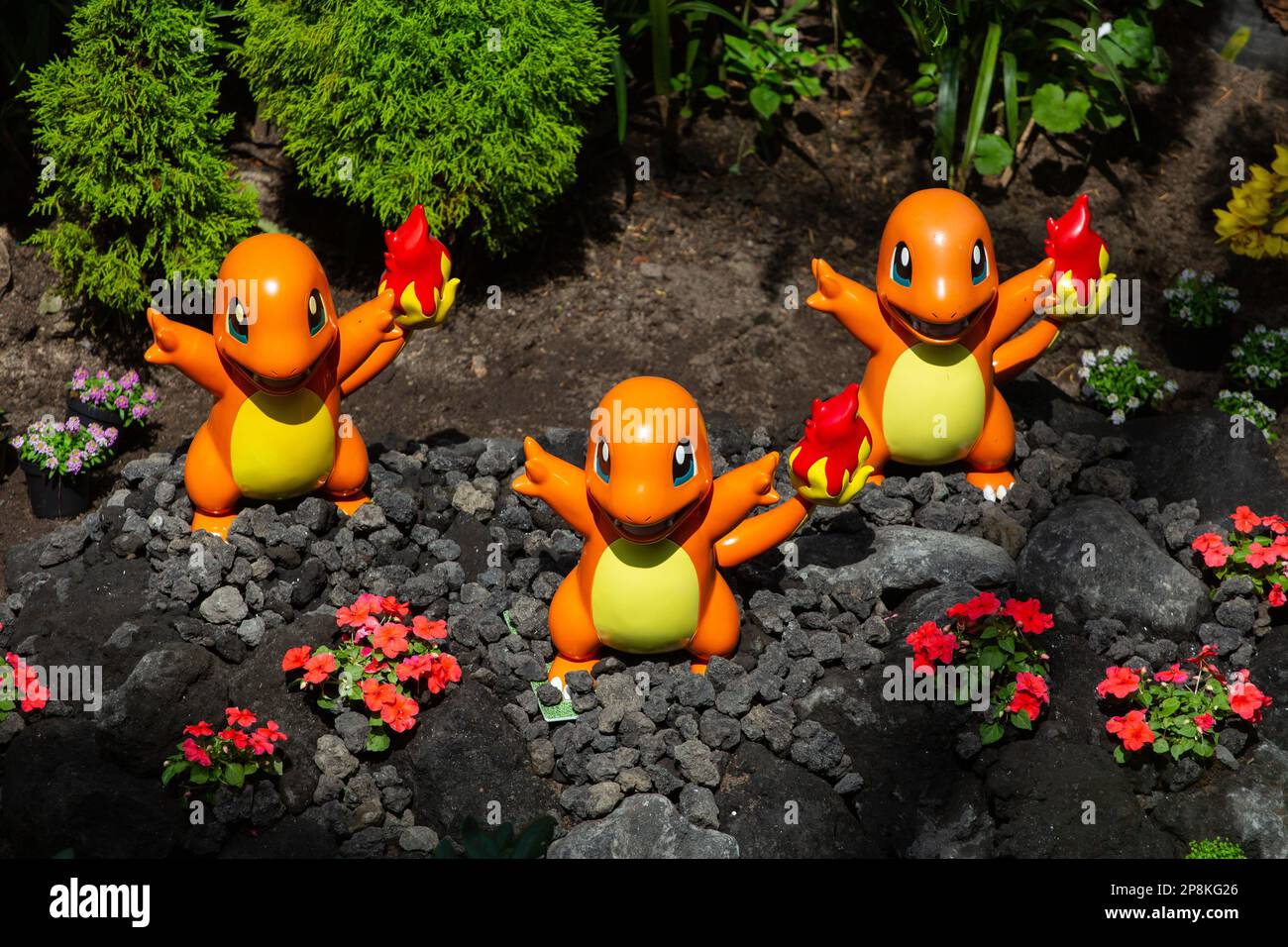 I personaggi delle statuette Pokemon Charmander stanno posando all'interno del Flower Dome a Gardens by the Bay, Singapore. Foto Stock