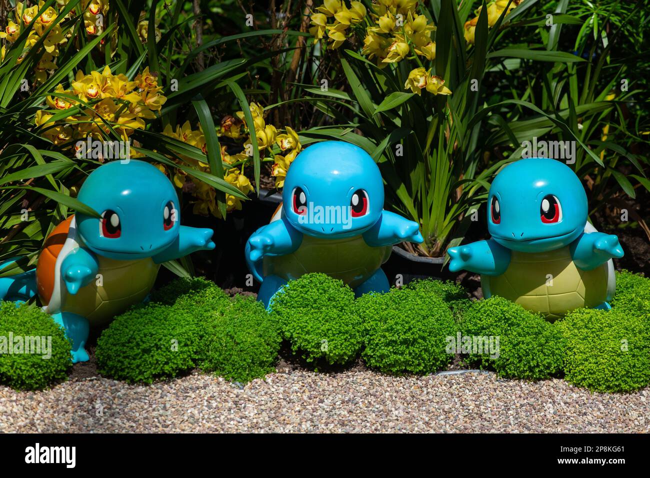 I personaggi della statuetta Pokemon squirtle stanno posando con piante verdi. Flower Dome presso Gardens by the Bay, Singapore. Foto Stock