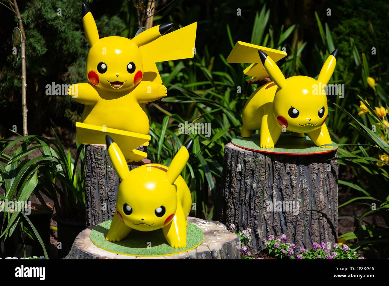 Il personaggio di Pokemon Pikachu posa in modi diversi, Flower Dome presso Gardens by the Bay, Singapore Foto Stock
