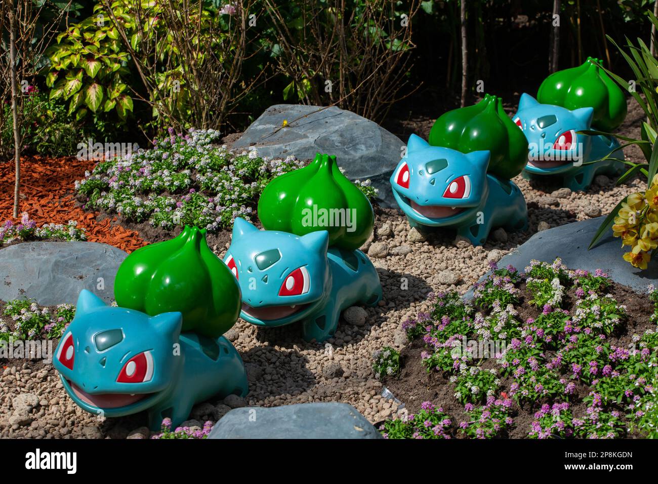 Personaggi Pokemon figurine Bulbasaur che posa all'interno del Flower Dome a Gardens by the Bay, Singapore. Foto Stock