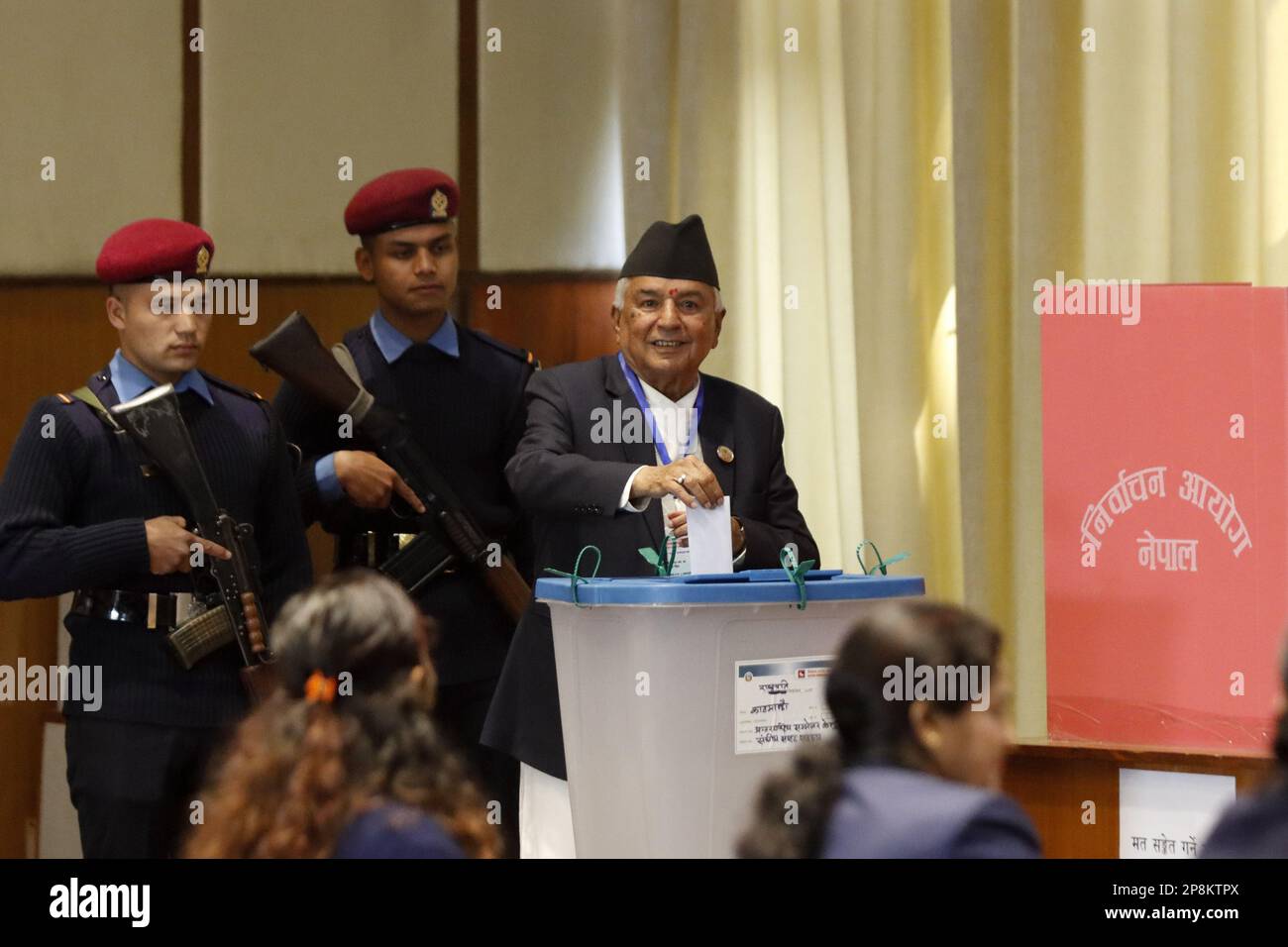 Il 9 marzo 2023 a Kathmandu, Nepal. “RAM Chandra Poudel”, candidata alle “elezioni presidenziali”, leader del Partito del Congresso nepalese e membro del parlamento federale, ha votato durante la terza “elezione presidenziale” al Parlamento federale. 331 membri del Parlamento federale e 550 membri dell'Assemblea statale hanno votato per le elezioni presidenziali. “RAM Baran Yadhav” (2008-2015) del partito del Congresso nepalese è stato il primo presidente del Nepal, mentre “Bidhya Devi Bhandari” (2015-2023) della CPN (UML) è stato il secondo presidente del Nepal. (Foto di Abhishek Maharjan/Sipa USA) Foto Stock