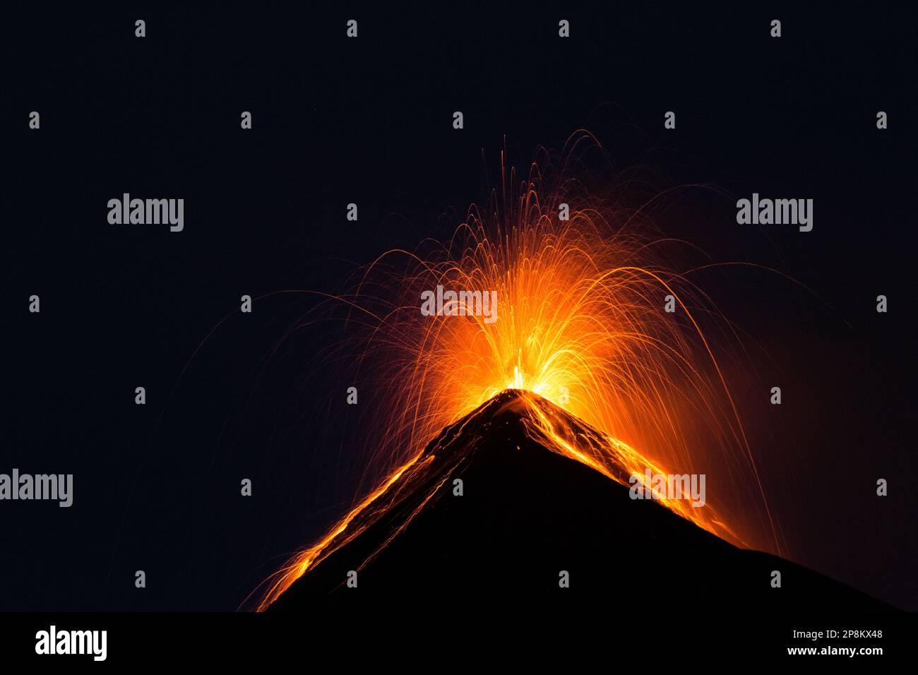 Lunga esposizione all'eruzione del vulcano Foto Stock