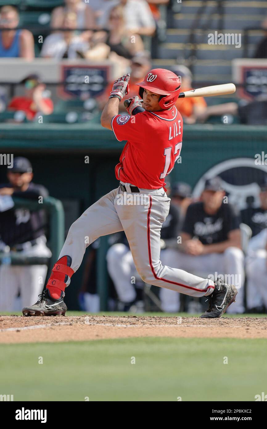 Lakeland FL USA; Washington Nationals Outfield Daylen Lile (130 colpisce un singolo in campo durante una partita di allenamento primaverile della MLB contro le Detroit Tigers Foto Stock