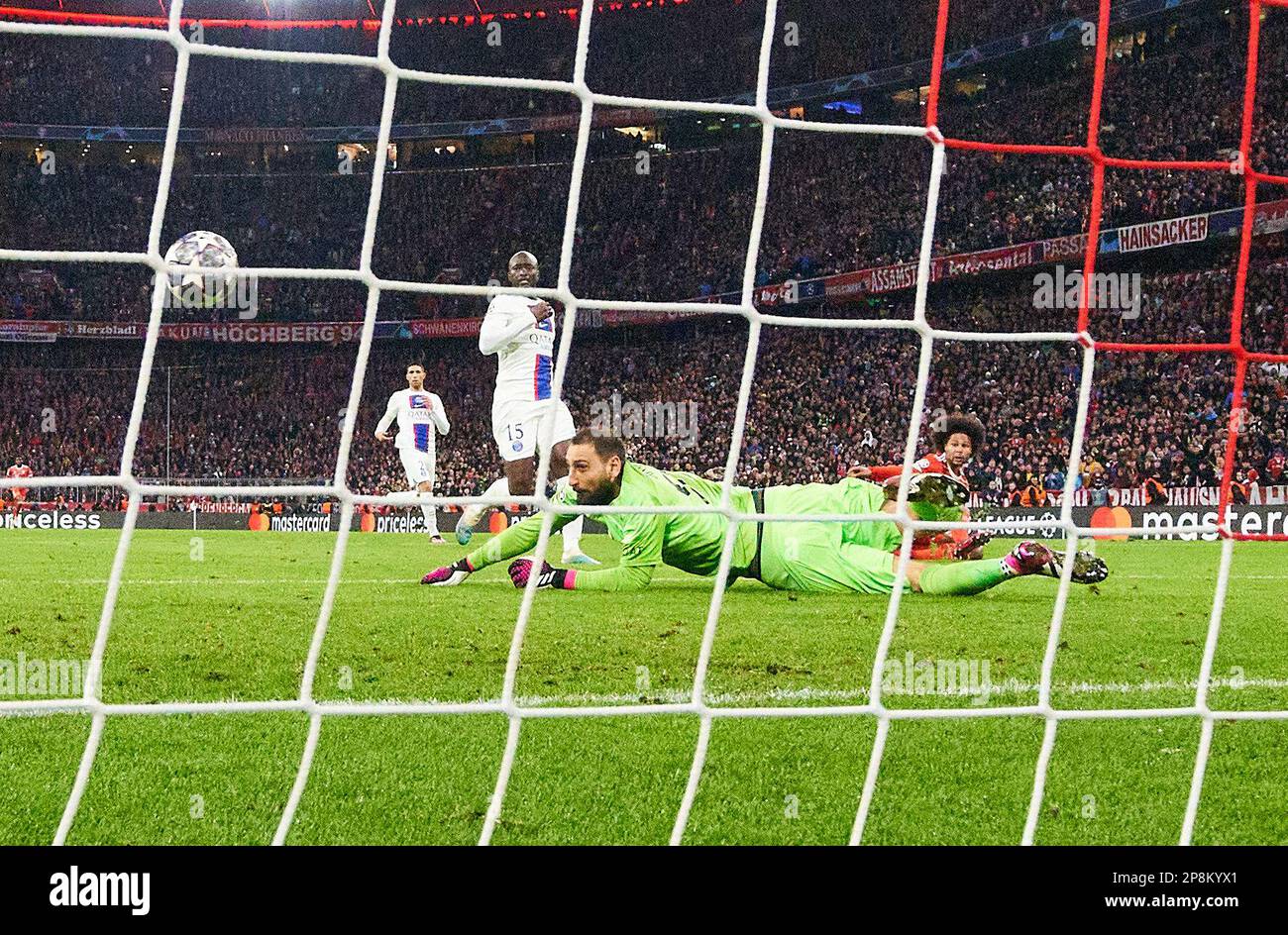 Serge GNABRY, FCB 7 punteggi, spara gol , Tor, Treffer, Torschuss, 2-0 contro Gianluigi DONNARUMMA, portiere PSG 99 nell'ottava finale partita FC BAYERN MUENCHEN - PARIGI SG di calcio UEFA Champions League, partita nella stagione 2022/2023 a Parigi, 08 marzo 2023. Achtelfinale, FCB, Monaco di Baviera, PSG © Peter Schatz / Alamy Live News Foto Stock