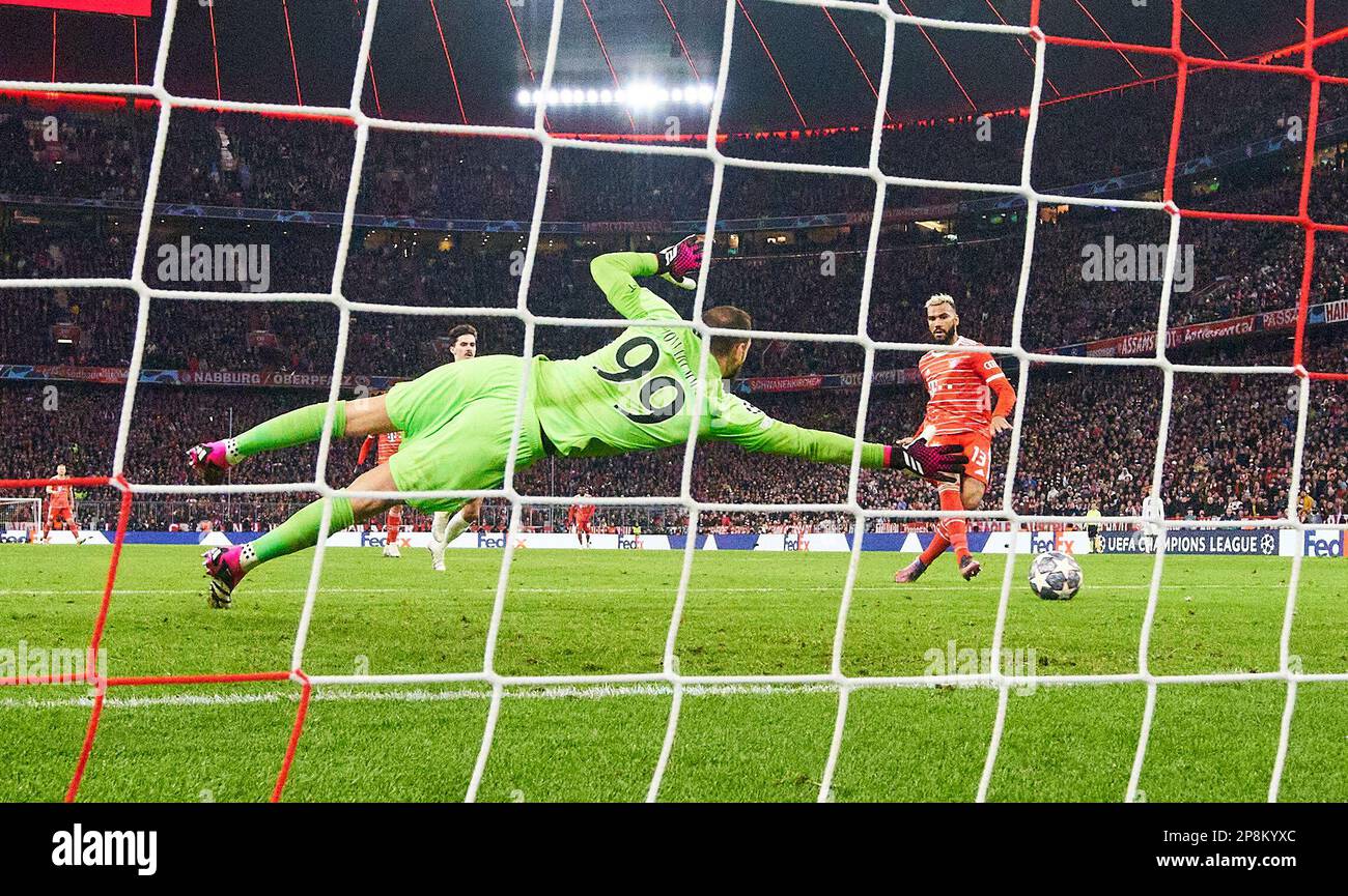 Eric MAXIM CHOUPO-MOTING (FCB 13) segna, spara gol , Tor, Treffer, Torschuss, 1-0, Gianluigi DONNARUMMA, portiere PSG 99 nell'ottava finale di partita FC BAYERN MUENCHEN - PARIGI SG di calcio UEFA Champions League, partita nella stagione 2022/2023 a Parigi, 08 marzo 2023. Achtelfinale, FCB, Monaco di Baviera, PSG © Peter Schatz / Alamy Live News Foto Stock