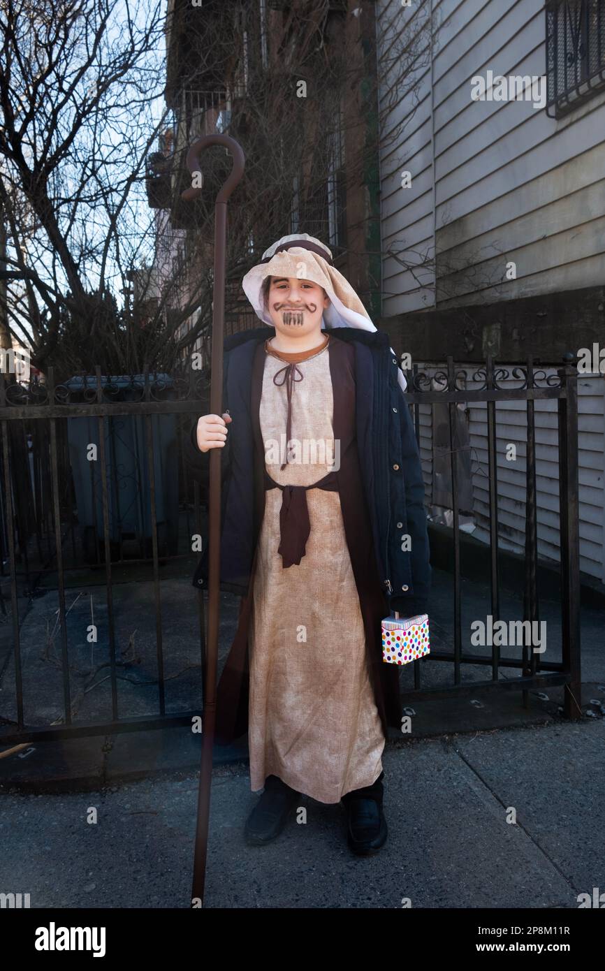 Il Purim 2023, un ragazzo ebreo ortodosso si veste da pastore che tiene