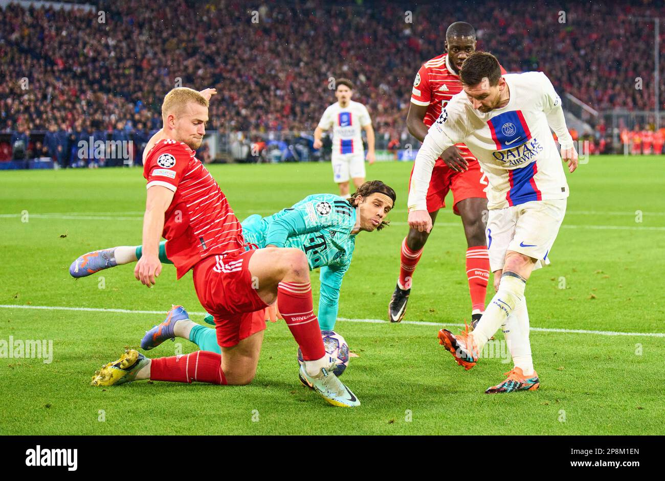 Matthijs de ligt, FCB 4 Yann Sommer, portiere FCB 27 difendere contro Lionel messi, PSG 30 in ottava finale partita FC BAYERN MUENCHEN - PARIGI SG 2-0 del calcio UEFA Champions League, partita nella stagione 2022/2023 a Parigi, 08 marzo 2023. Achtelfinale, FCB, Monaco di Baviera, PSG © Peter Schatz / Alamy Live News Foto Stock