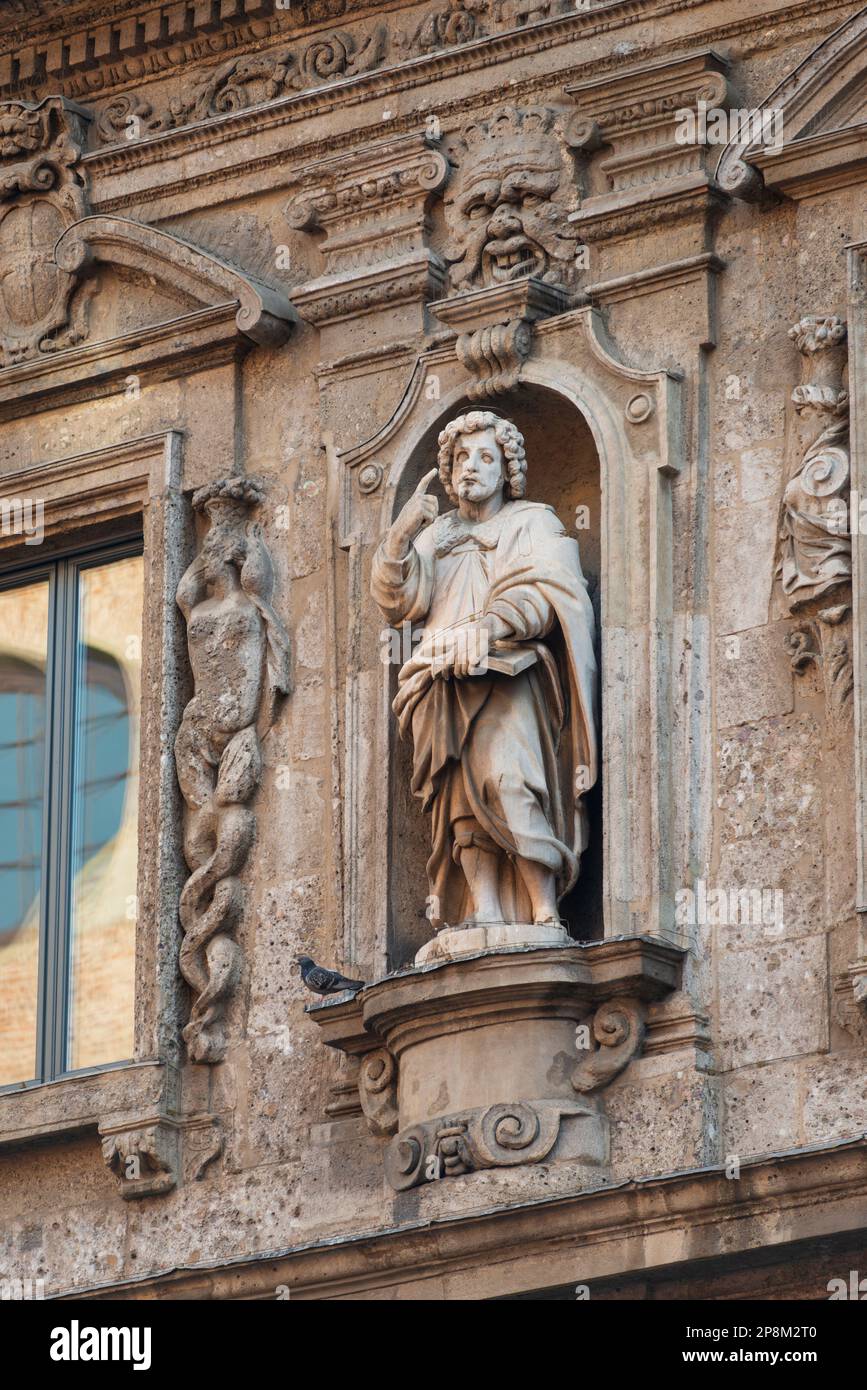 Italia, Lombardia, Milano, Piazza dei Mercanti, Palazzo delle Scuole Palatine, Statua di Sant'Agostino di Lasagna Giovan Pietro Foto Stock