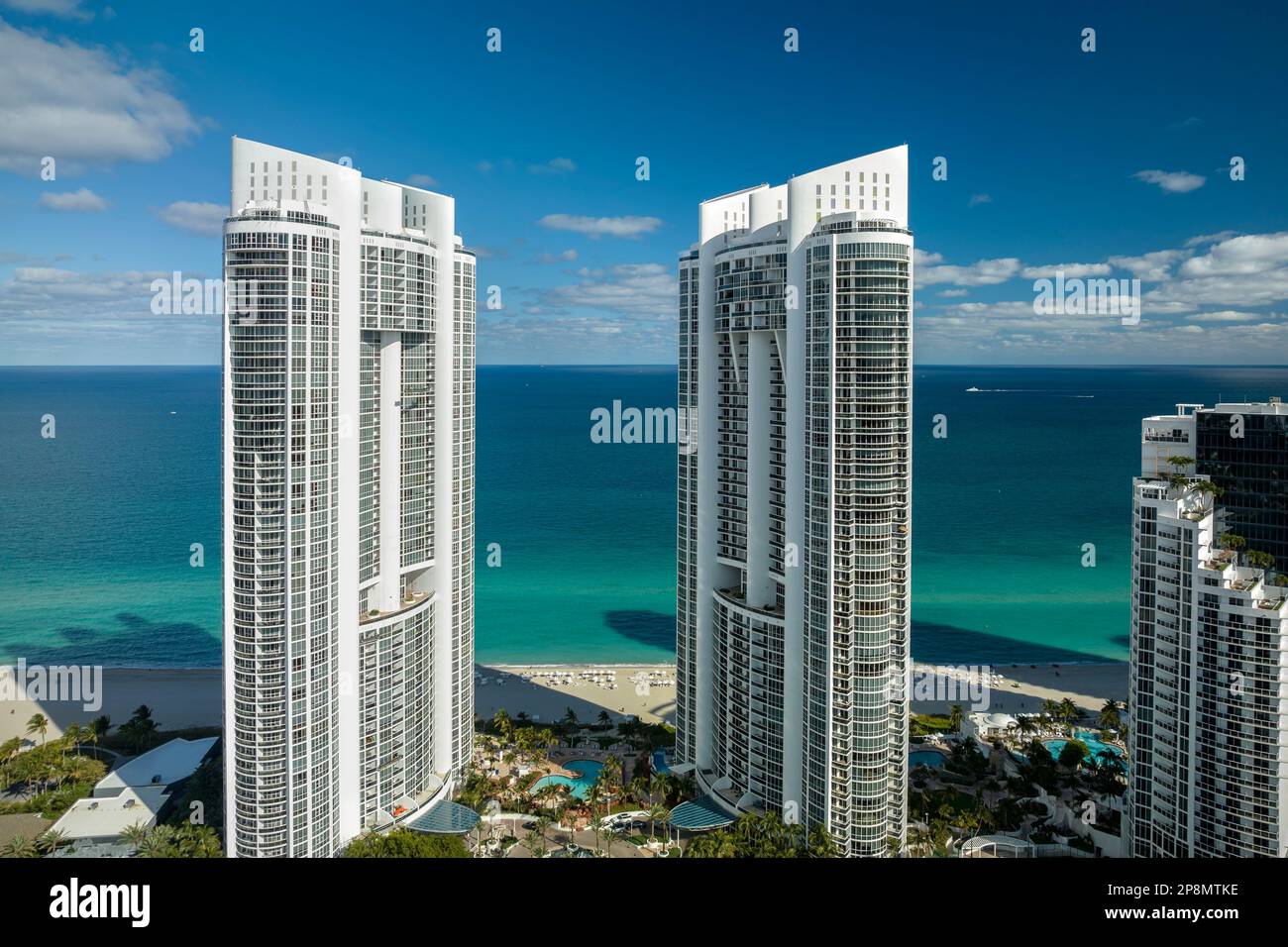 Alti e costosi hotel e condomini sulla costa dell'oceano Atlantico nella città di Sunny Isles Beach. Infrastrutture turistiche americane nel sud della Florida. Foto Stock