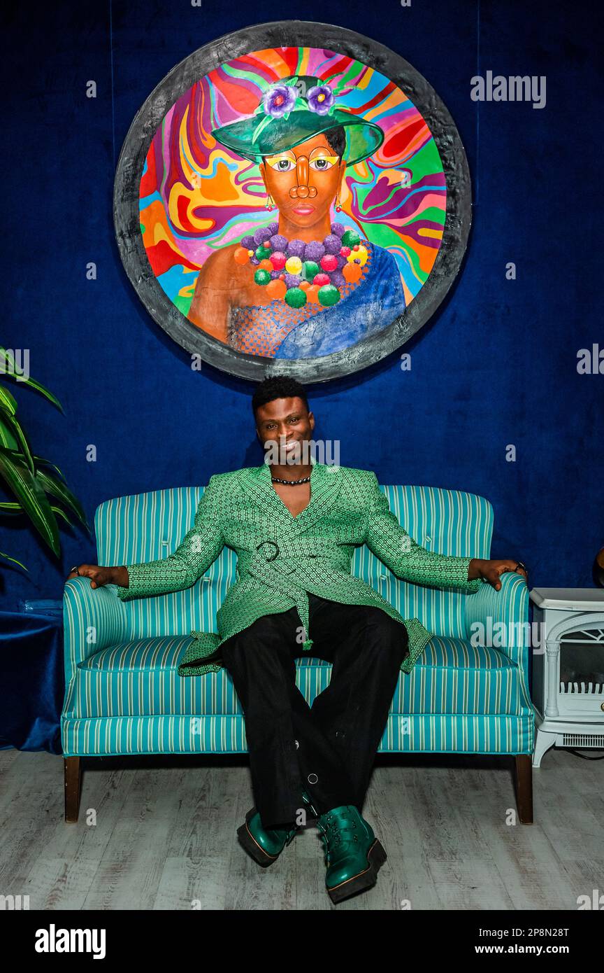 Londra, Regno Unito. 9th Mar, 2023. Samson Bakare con la Merchand e il Pool of Lilies (c) - Let this be a sign a new selling exhibition by nigerian artist Samson Bakare (nella foto) at the Dorothy Circus Gallery. Credit: Guy Bell/Alamy Live News Foto Stock