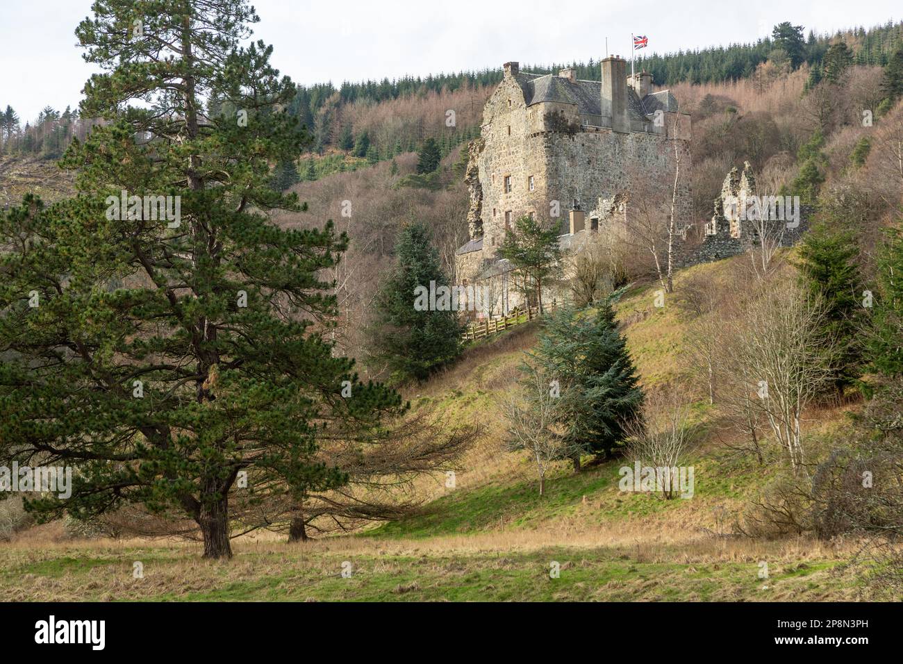 Il castello di Neidpath è una casa a torre costruita in macerie a L, che si affaccia sul fiume Tweed a circa 1 km a ovest di Peebles ai confini della Scozia Foto Stock
