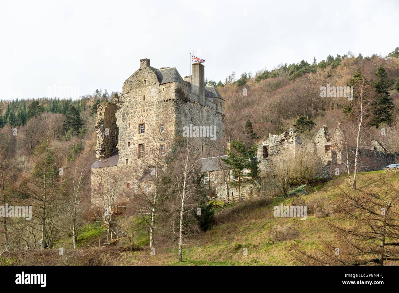 Il castello di Neidpath è una casa a torre costruita in macerie a L, che si affaccia sul fiume Tweed a circa 1 km a ovest di Peebles ai confini della Scozia Foto Stock