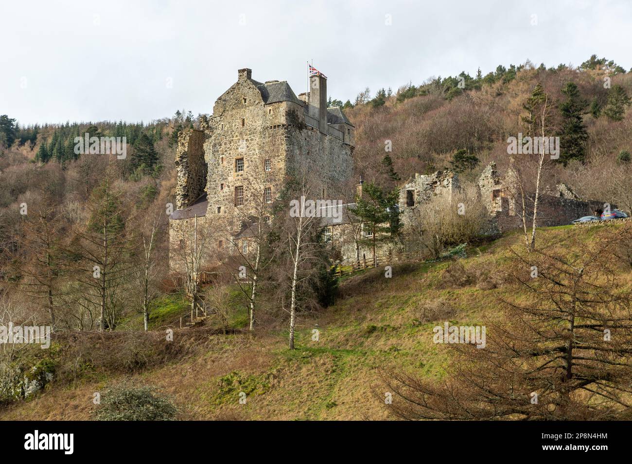 Il castello di Neidpath è una casa a torre costruita in macerie a L, che si affaccia sul fiume Tweed a circa 1 km a ovest di Peebles ai confini della Scozia Foto Stock