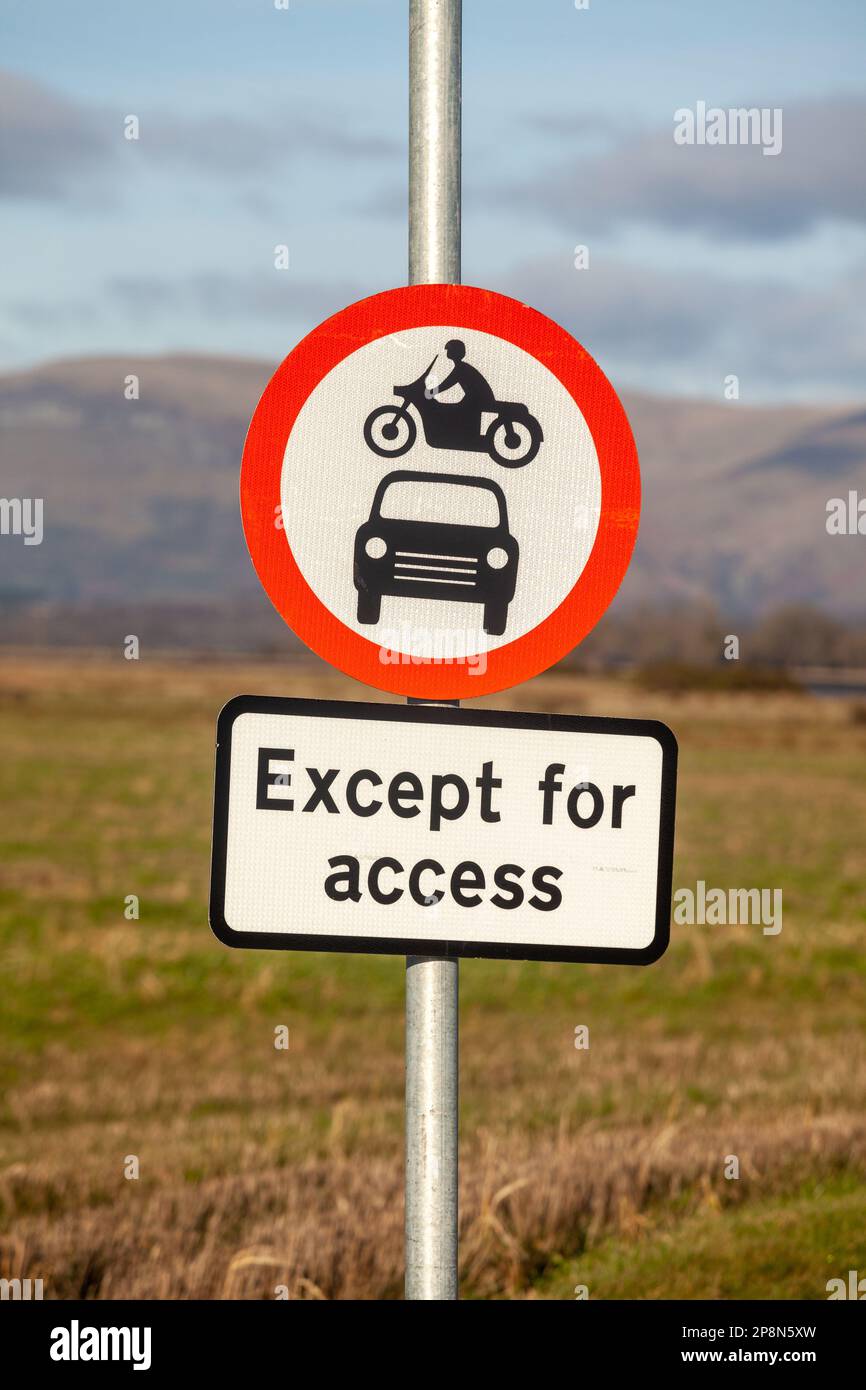 Nessun segnale di sicurezza per la circolazione su strada dei veicoli a motore. Questo segnale indica che non è necessario guidare alcun veicolo a motore lungo una strada in cui è visualizzato Foto Stock