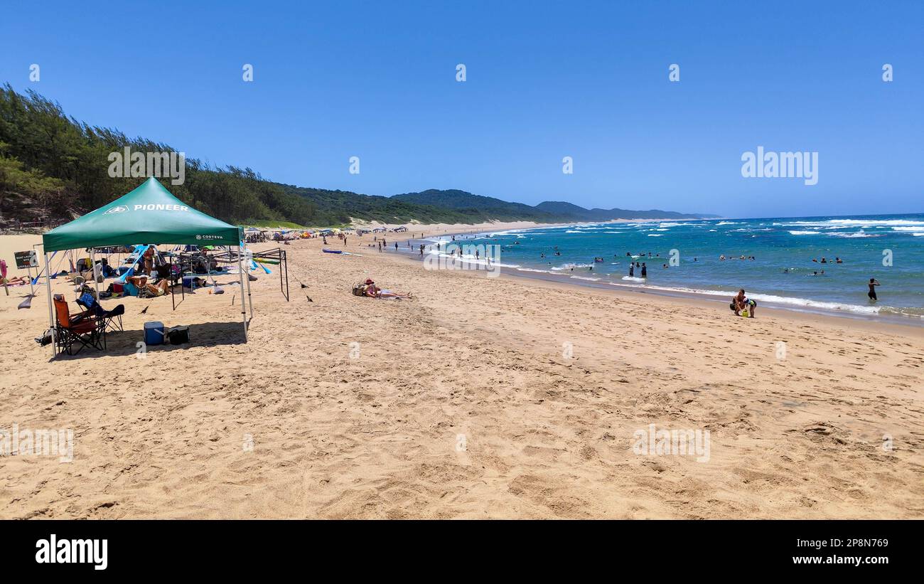 Cape Vidal, Sudafrica - 14 gennaio 2023: Persone sulla spiaggia di Cape Vidal nel parco di Isimangaliso, Sudafrica Foto Stock