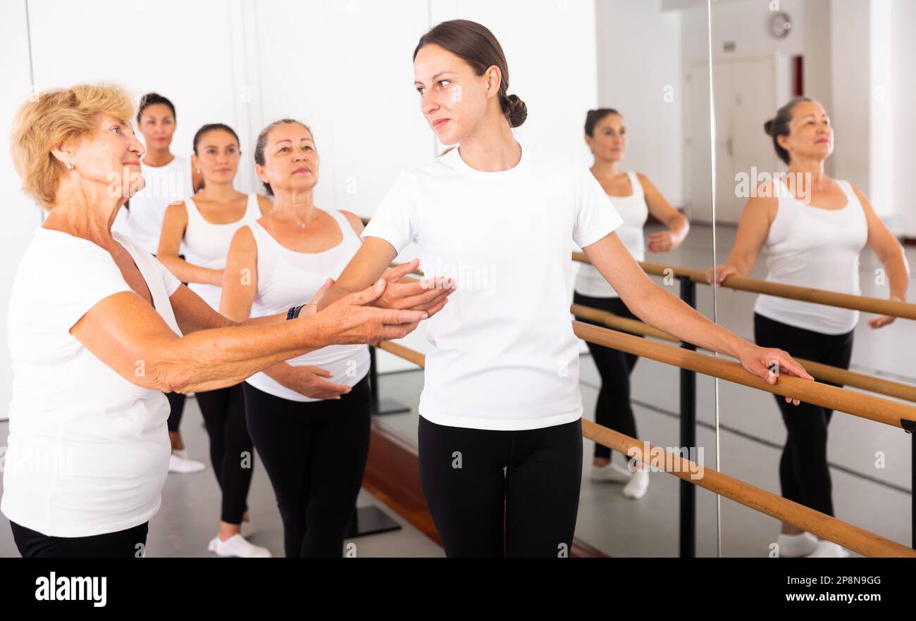 Le donne che addestrano il balletto si muove con l'addestratore Foto Stock