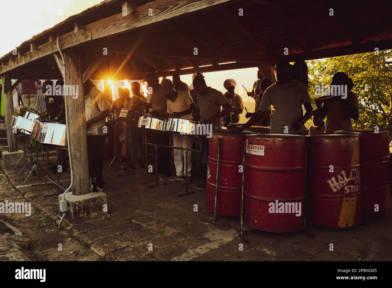 Shirley Heights Lookout ad Antigua. Famoso per il suo tramonto e la banda di tamburi d'acciaio. Foto Stock