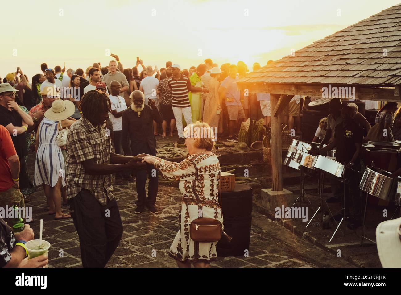 Shirley Heights Lookout ad Antigua. Famoso per il suo tramonto e la banda di tamburi d'acciaio. Foto Stock