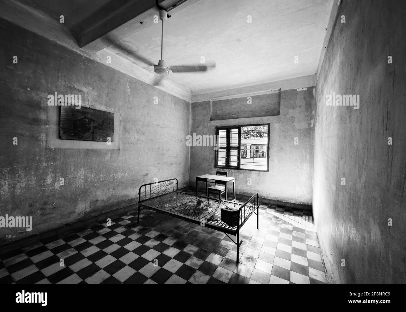 Un telaio di acciaio in una cella di tortura convertito da una ex scuola di scuola nel Tuol Sleng o S-21 tortura e genocidio museo Phnom Penh, Cambogia Foto Stock