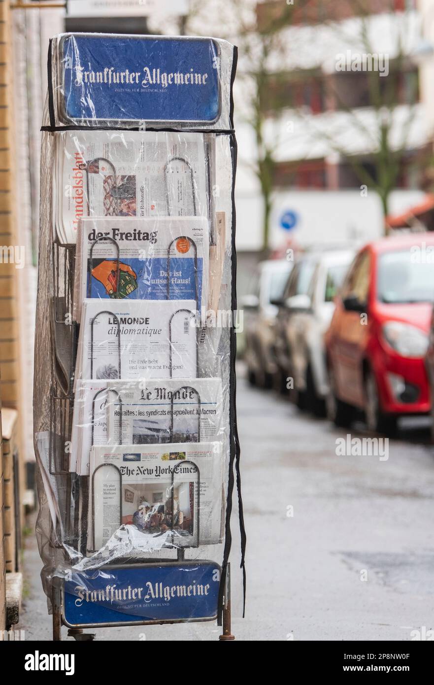 Stand con quotidiani in una strada Foto Stock