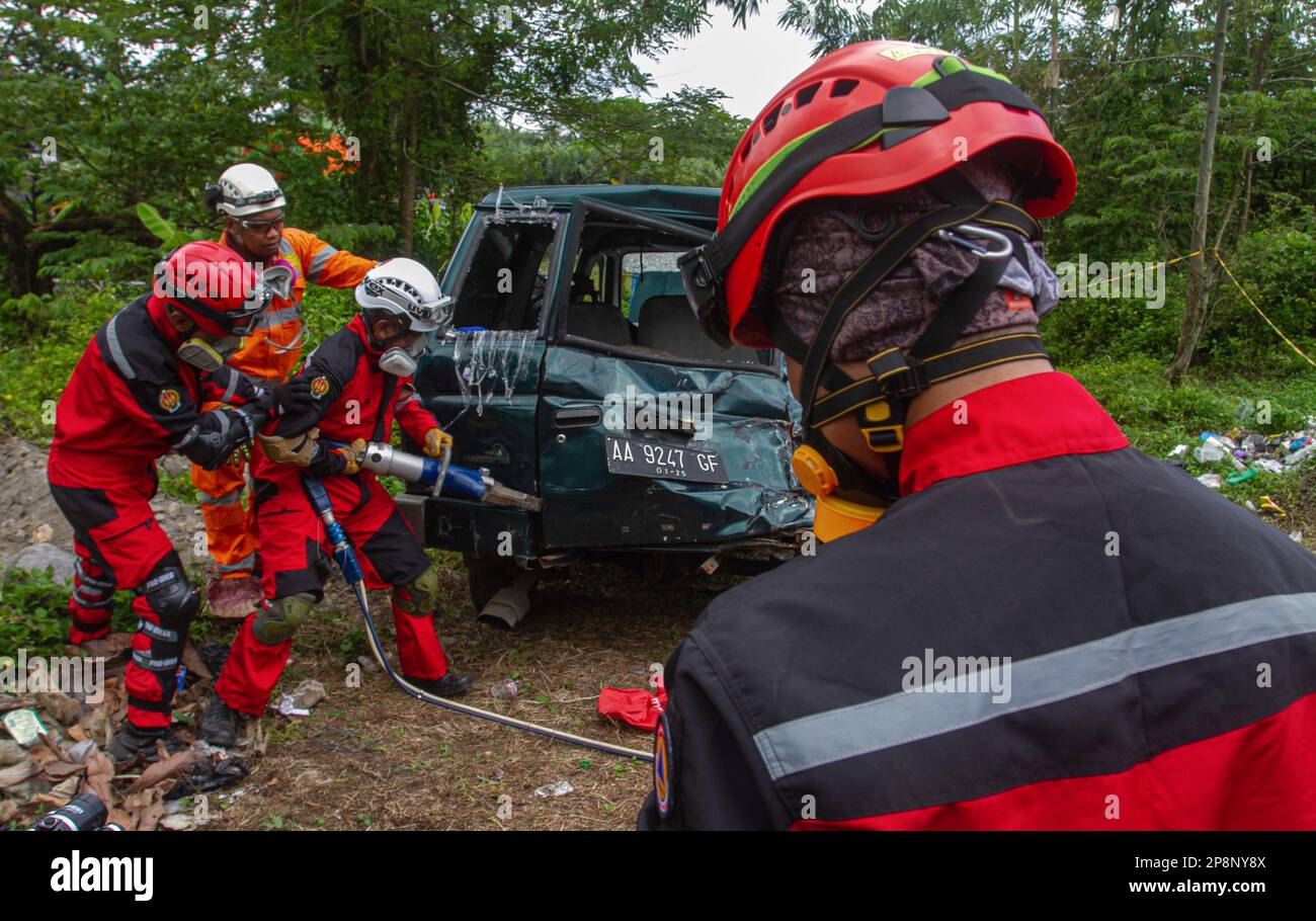 Yogyakarta, Indonesia. 09th Mar, 2023. I soccorritori partecipano ad un esercizio di simulazione durante la simulazione di disastri di ricerca e salvataggio urbani, tenuto dall'Agenzia regionale per la gestione delle catastrofi (BPBD) e dall'Agenzia nazionale indonesiana per la ricerca e il salvataggio (BASARNAS) a Turi Village, Sleman, Yogyakarta, Indonesia il 9 marzo 2023; Come parte della preparazione per la risposta alle catastrofi in Indonesia. (Foto di Freedy Tungga/INA Photo Agency/Sipa USA) Credit: Sipa USA/Alamy Live News Foto Stock