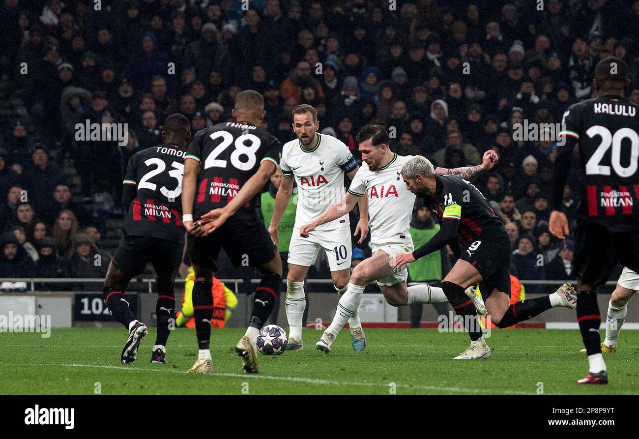 Londra, Regno Unito. 08th Mar, 2023. Pierre-Emile Hojbjerg di Tottenham Hotspur (c) ha un colpo in gol. UEFA Champions League 16, 2nd tappa, Tottenham Hotspur contro Milano allo stadio Tottenham Hotspur di Londra mercoledì 8th marzo 2023. Questa immagine può essere utilizzata solo per scopi editoriali. Solo per uso editoriale. pic by Sandra Mailer/Andrew Orchard sports photography/Alamy Live news Credit: Andrew Orchard sports photography/Alamy Live News Foto Stock