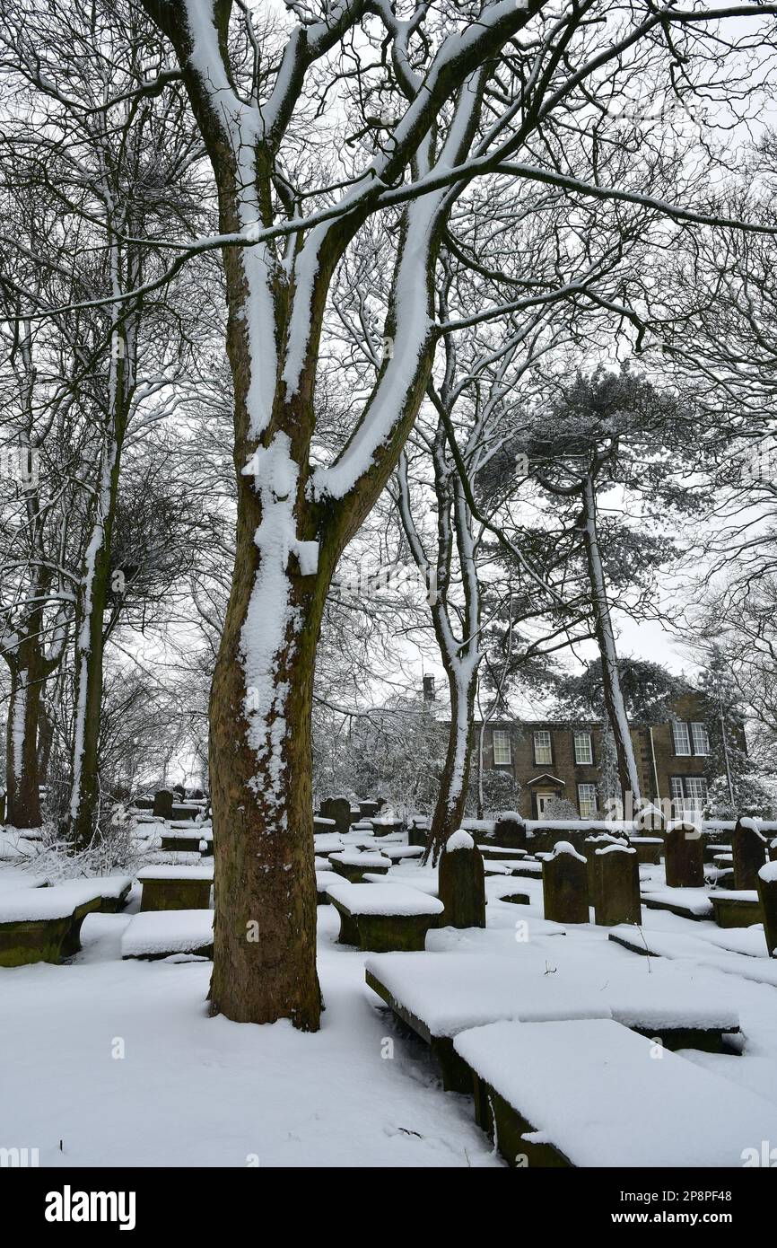 Haworth Graveyard e Bronte Parsonage Museum sotto la neve, West Yorkshire Foto Stock