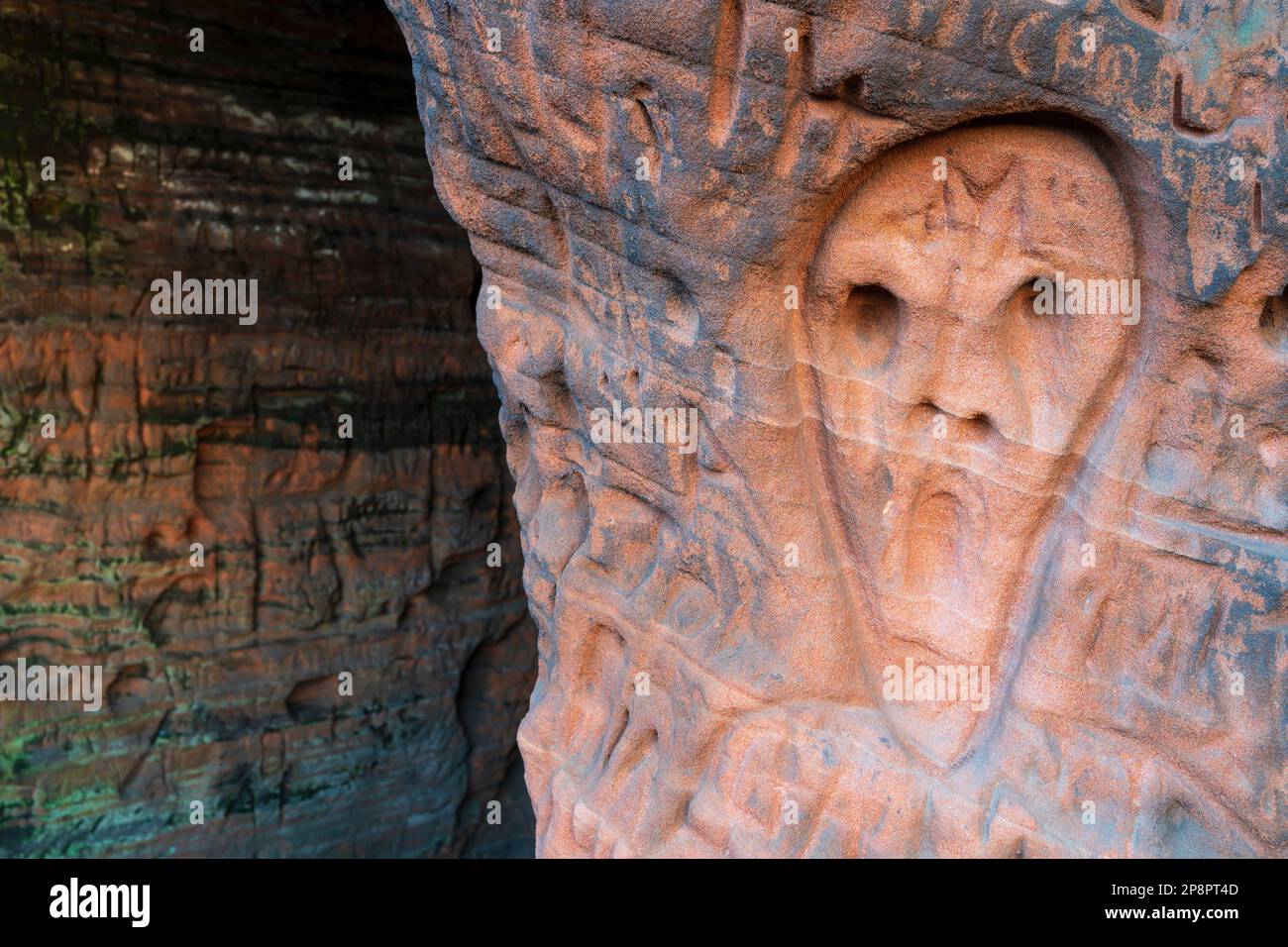 Inghilterra, West Midlands, Kinver Edge. Graffiti scolpiti nelle pareti di arenaria delle grotte di Nannys Rock. Foto Stock