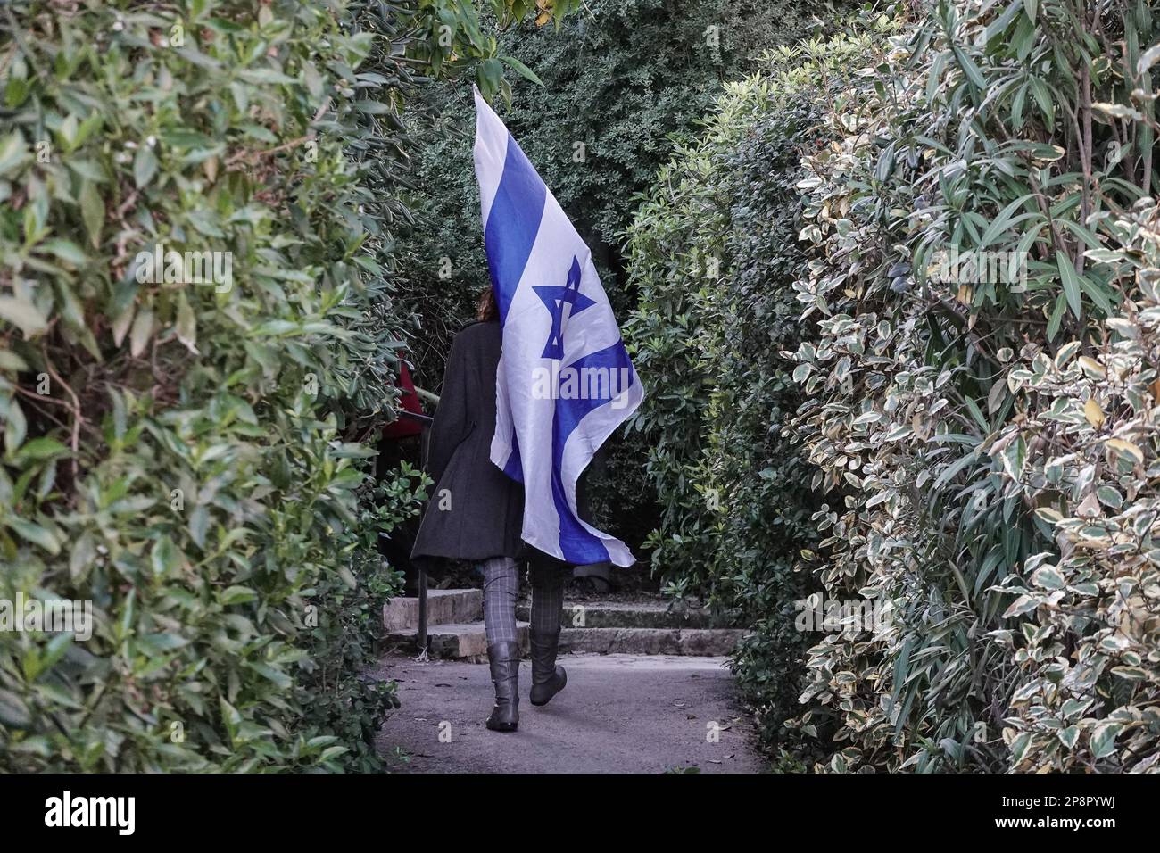 Gerusalemme, Israele. 9th marzo, 2023. I manifestanti protestano nei pressi della residenza del ministro dell'Economia e dell'industria, NIR Barkat, membro del Partito e del governo del Likud di Netanyahu, durante una "giornata di stravolgimento" a livello nazionale. Il Comitato per la Costituzione, la Legge e la Giustizia del Parlamento si riunisce per preparare una maggiore proposta legislativa per la revisione del sistema giudiziario, dando al governo di Netanyahu la strada per superare le decisioni della Corte Suprema. Molti ritengono che la legislazione proposta potrebbe minare le fondamenta della democrazia, minare l'indipendenza della giustizia e delle forze dell'ordine, sconvolgere gli equilibri tra t Foto Stock