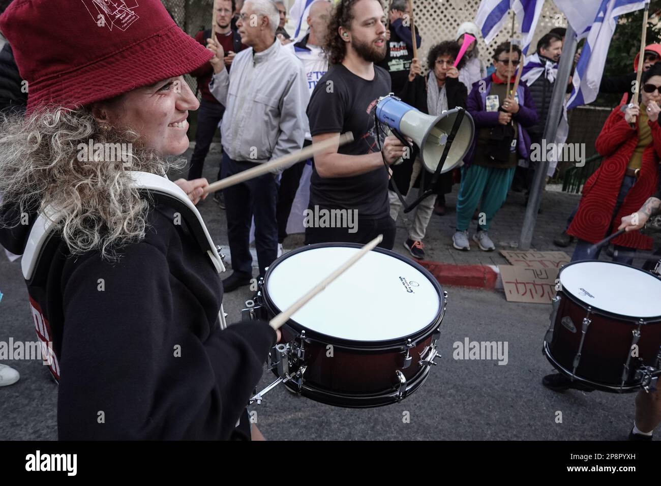 Gerusalemme, Israele. 9th marzo, 2023. I manifestanti protestano nei pressi della residenza del ministro dell'Economia e dell'industria, NIR Barkat, membro del Partito e del governo del Likud di Netanyahu, durante una "giornata di stravolgimento" a livello nazionale. Il Comitato per la Costituzione, la Legge e la Giustizia del Parlamento si riunisce per preparare una maggiore proposta legislativa per la revisione del sistema giudiziario, dando al governo di Netanyahu la strada per superare le decisioni della Corte Suprema. Molti ritengono che la legislazione proposta potrebbe minare le fondamenta della democrazia, minare l'indipendenza della giustizia e delle forze dell'ordine, sconvolgere gli equilibri tra t Foto Stock