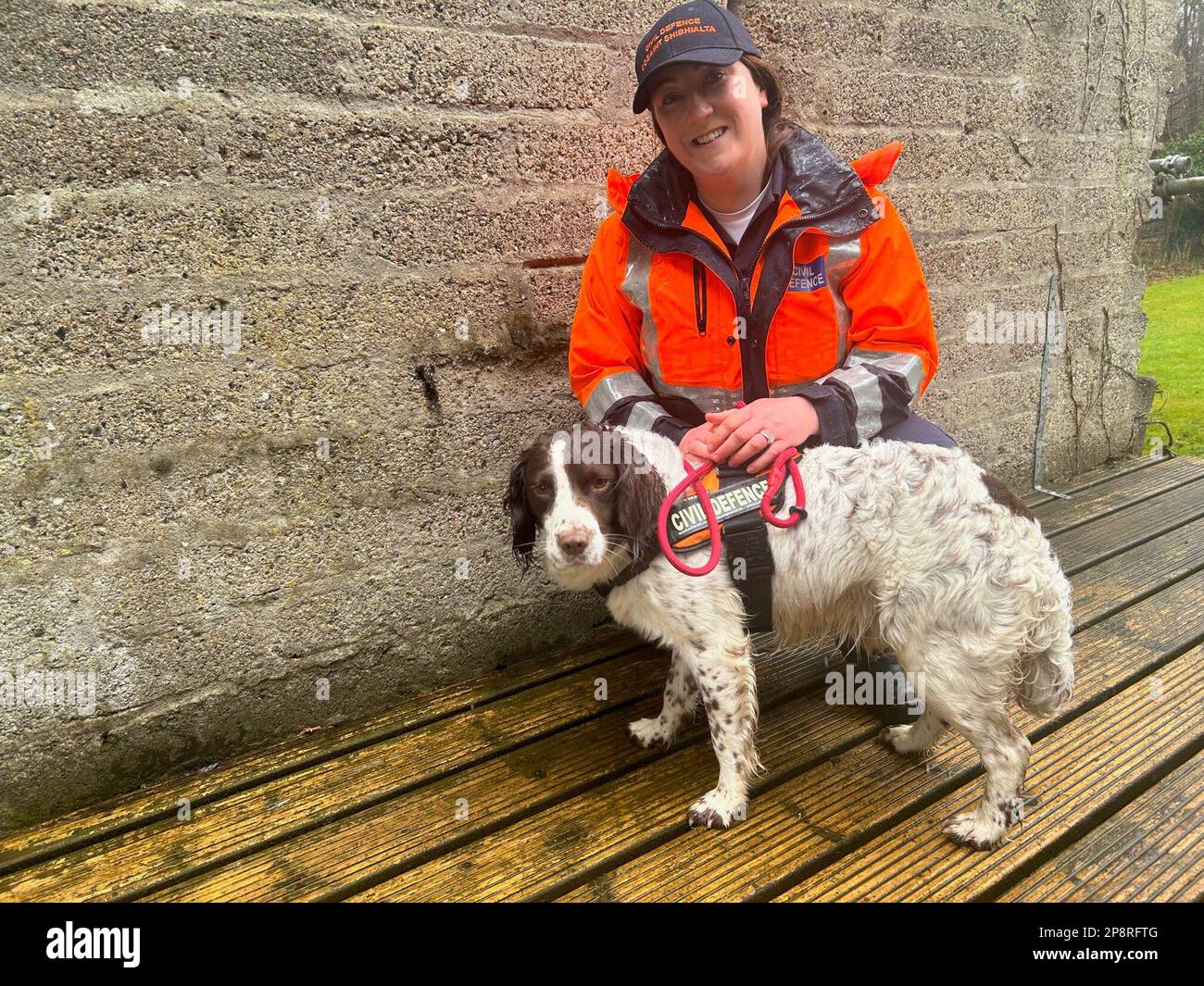 Karen Kelly, la difesa civile irlandese K9 unità primo operatore femminile completamente addestrato con cinque anni springer spaniel Rossi presso il centro di formazione della difesa civile a Phoenix Park, Dublino. Data immagine: Giovedì 9 marzo 2023. Foto Stock