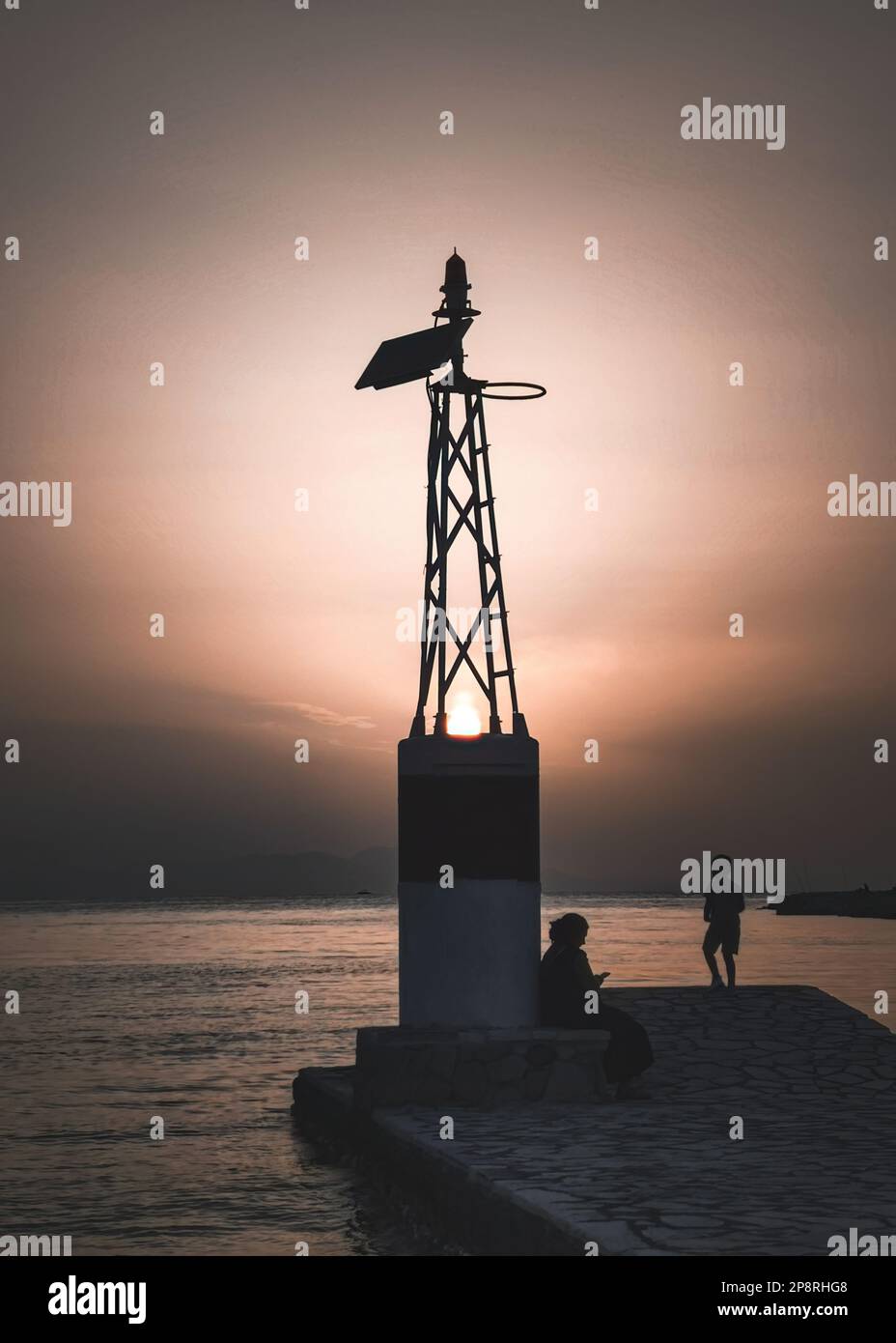 Persona Silhouette al tramonto a Sivota THESPROTIA porto Grecia Foto Stock